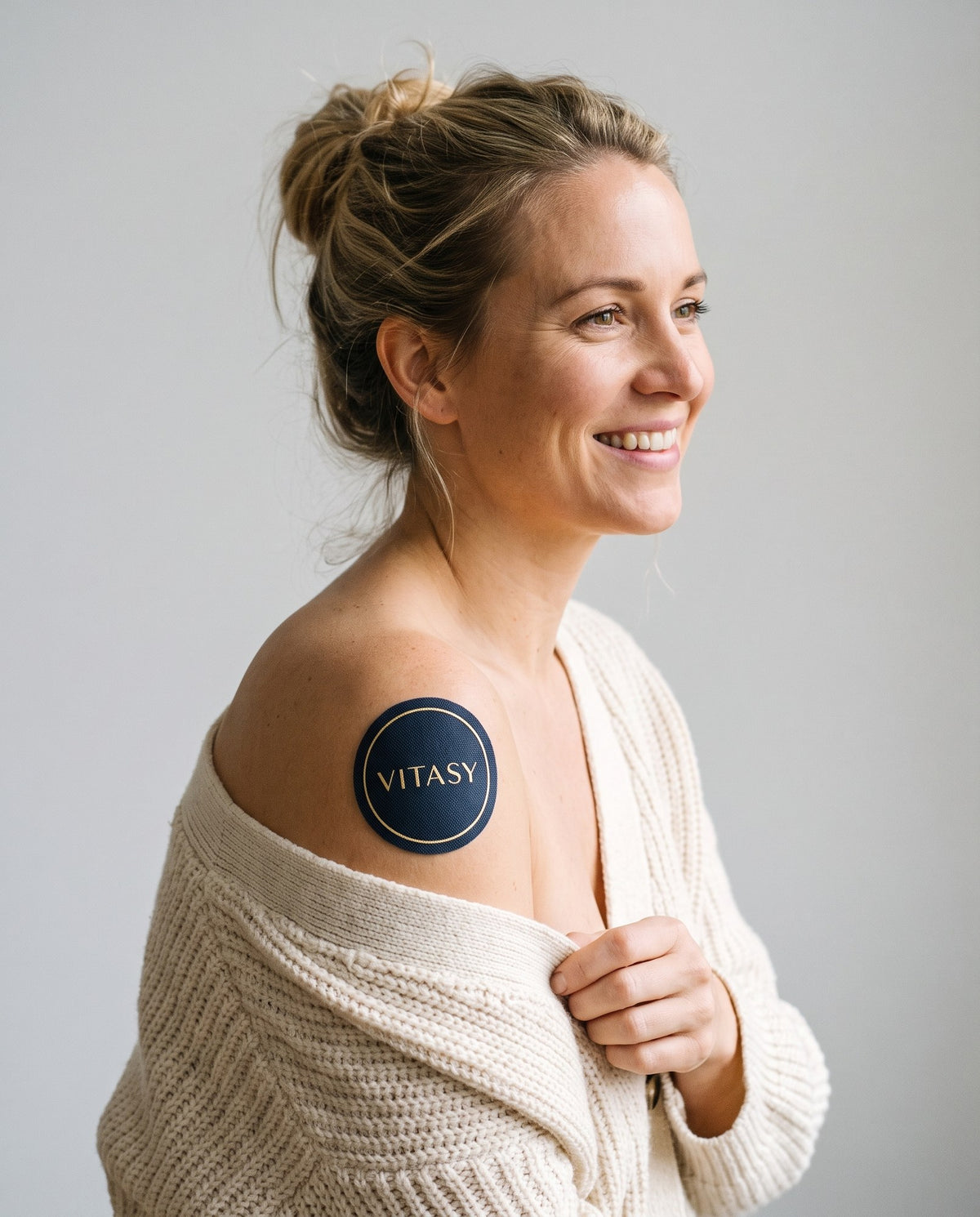 Woman wearing a Vitasy patch on her upper arm