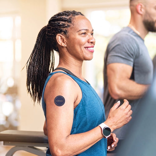 Woman at the gym wearing a Vitasy patch on her shoulder