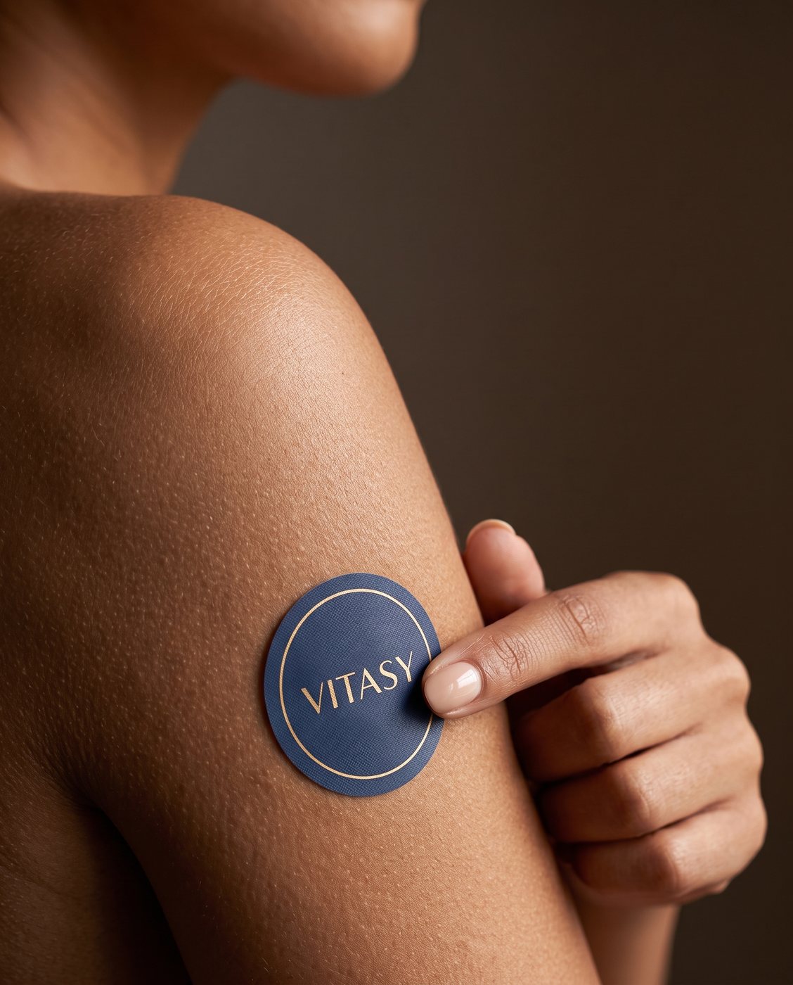 Pressing a Vitasy focus patch onto the upper arm