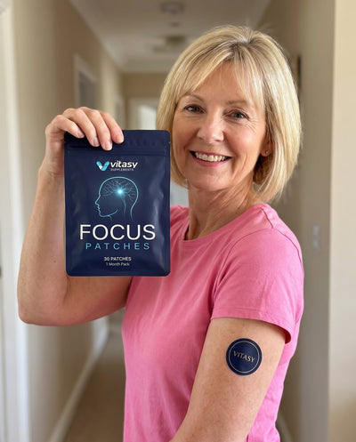 Woman holding the Vitasy Focus Patches pouch