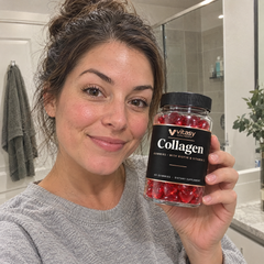 Woman in her bathroom taking a selfie with the Vitasy jar